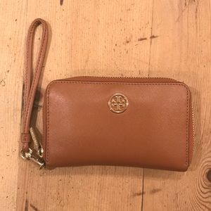 Tory Burch wristlet- comes with draw string pouch